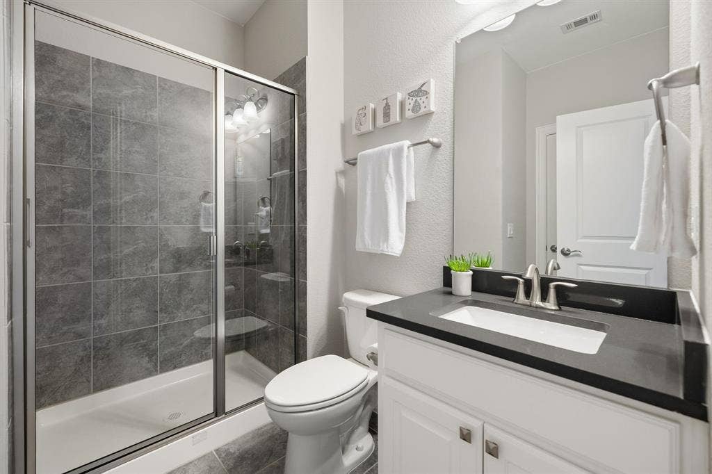 11109 Villa Canales Lane, Frisco, TX 75035 Upstairs Full Bathroom