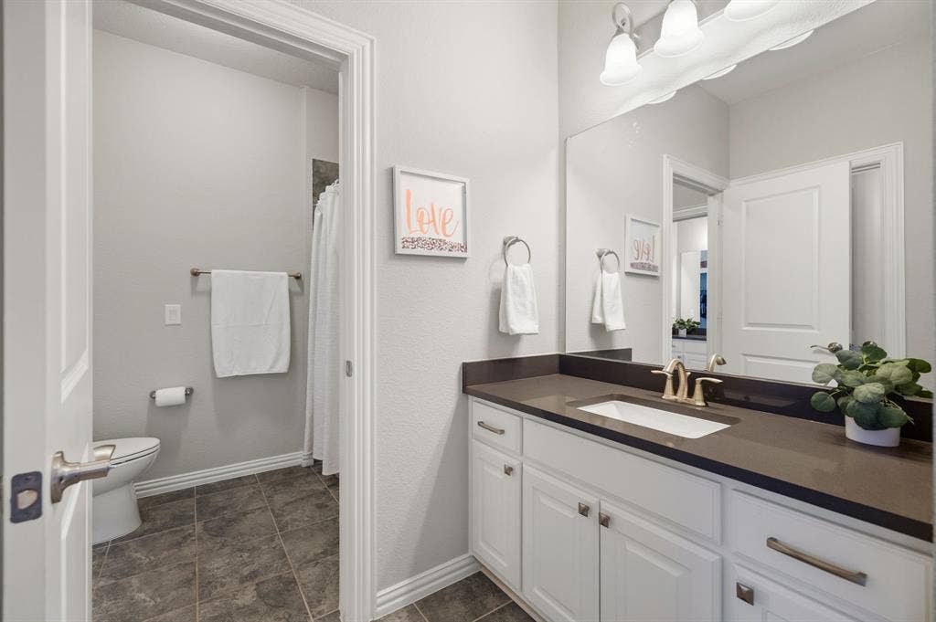 11109 Villa Canales Lane, Frisco, TX 75035 Jack & Jill Bath