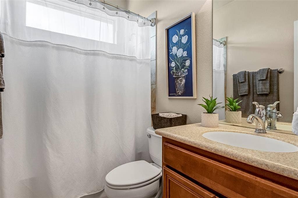 153 Byron Nelson Court, Frisco, TX 75036 Private guest bath