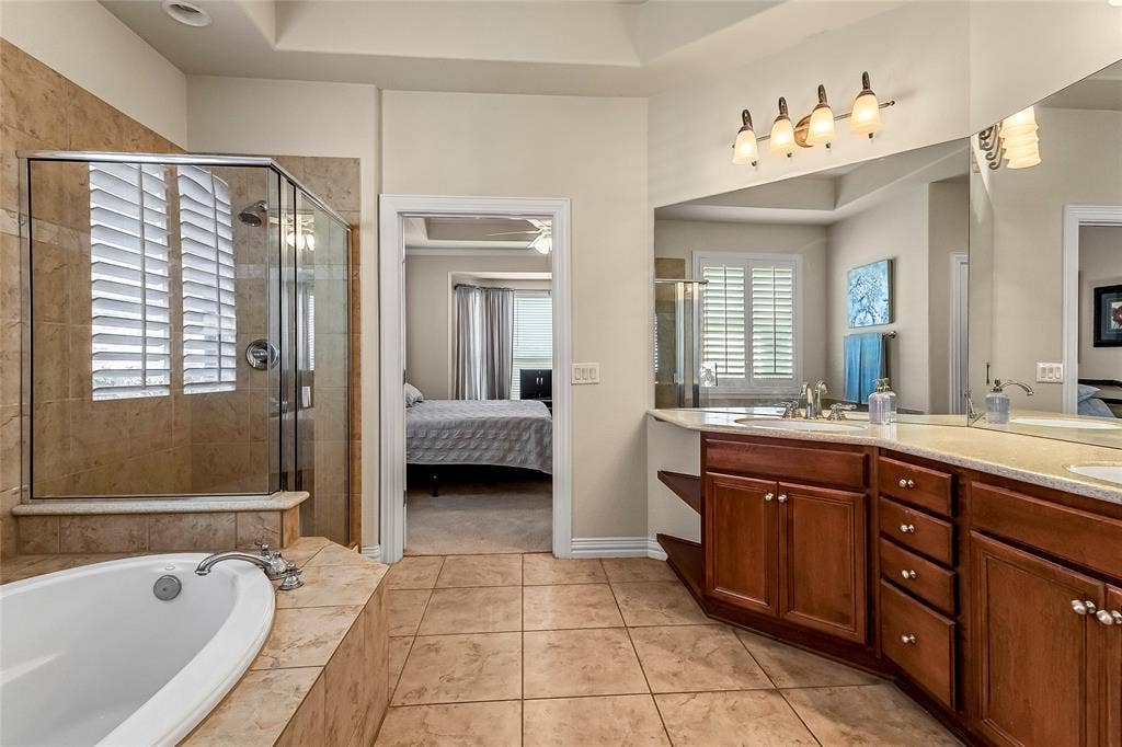 153 Byron Nelson Court, Frisco, TX 75036 Soaking tub and shower