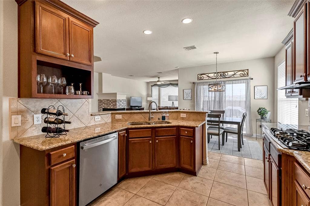 153 Byron Nelson Court, Frisco, TX 75036 Loads of countertop space