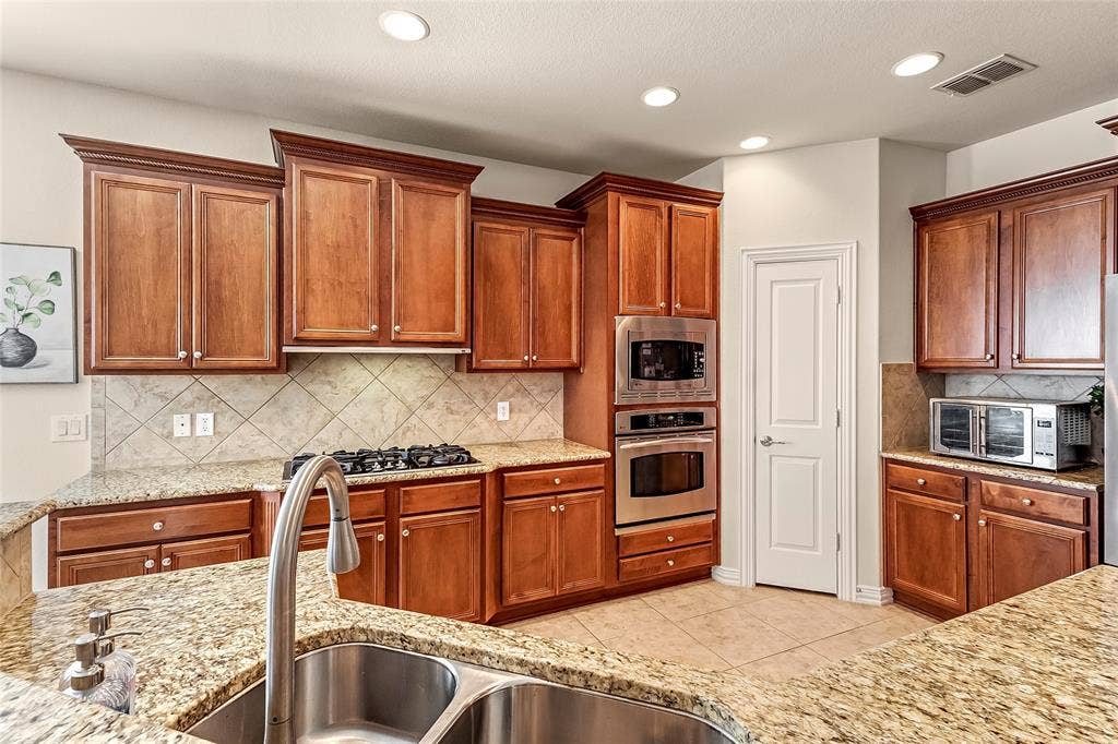 153 Byron Nelson Court, Frisco, TX 75036 Cabinets and cabinets!
