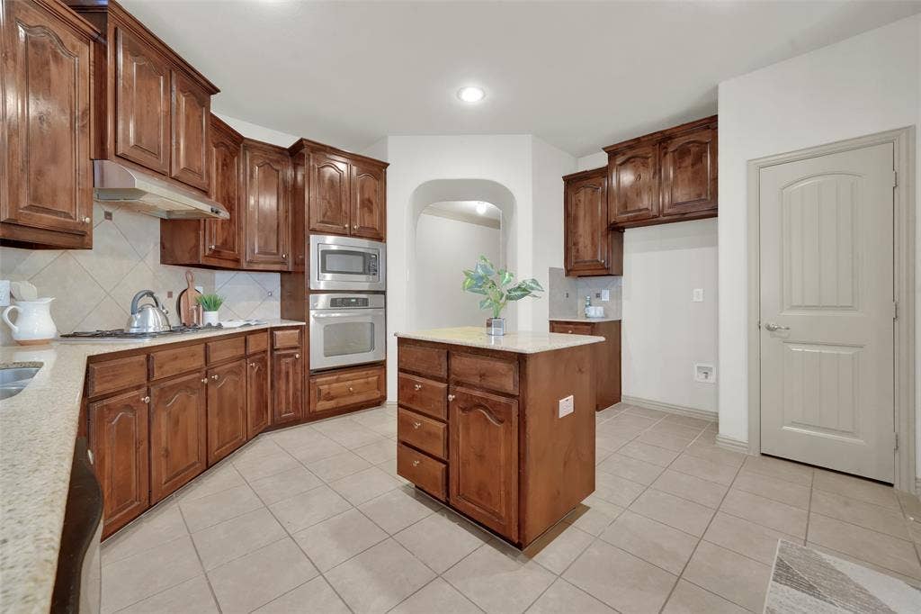 336 Gotland Drive, Grand Prairie, TX 75052 336 Gotland Drive, Grand Prairie, TX 75052