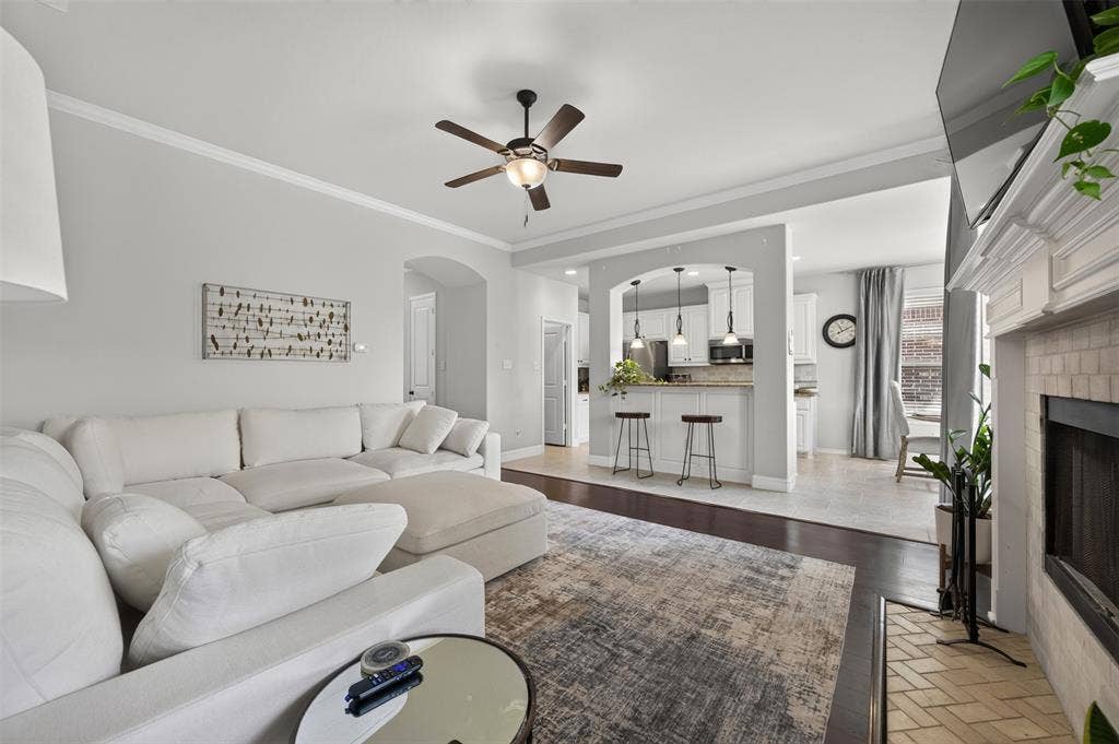 108 Crystal Creek Drive, Red Oak, TX 75154