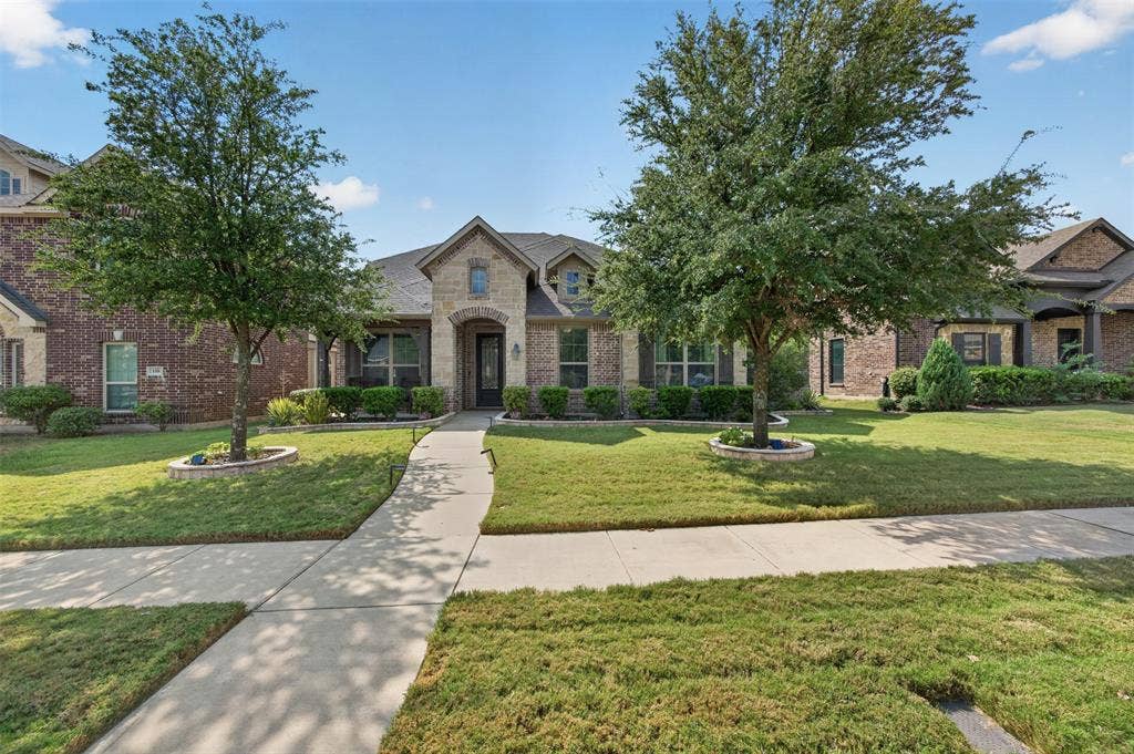 108 Crystal Creek Drive, Red Oak, TX 75154