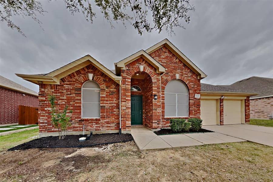 Property photo for 11825 Warbler Lane, Fort Worth, TX