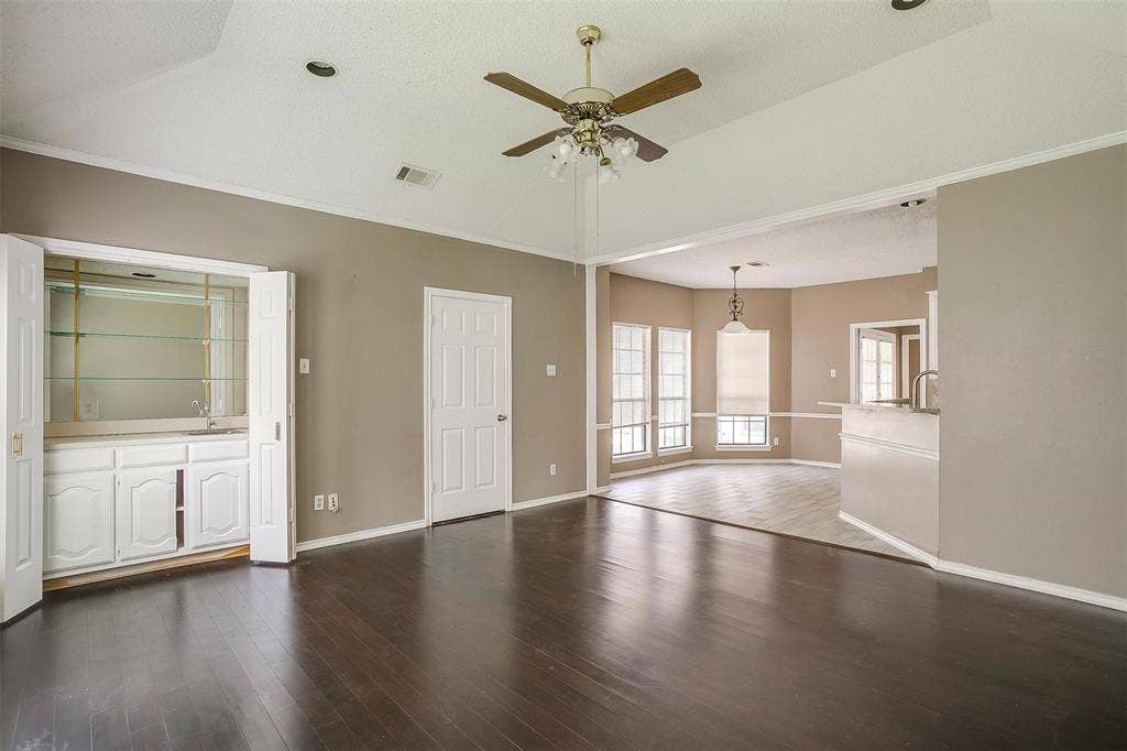 9017 Rodeo Drive, Irving, TX 75063 9017 Rodeo Drive, Irving, TX 75063