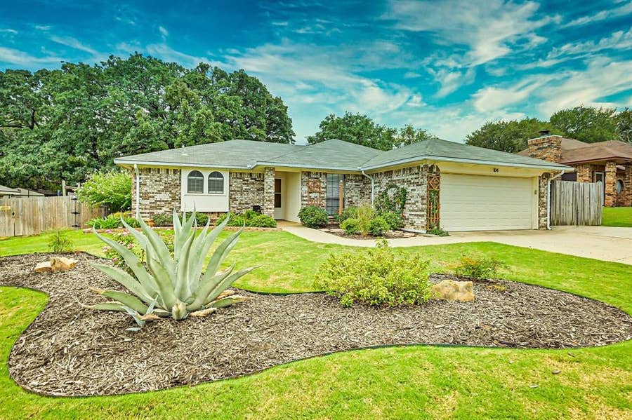 Property photo for 104 Hilltop Drive, Kennedale, TX