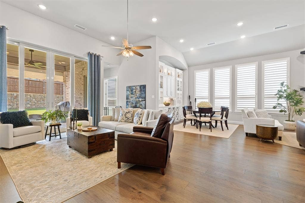 9716 Wilderness Road, Little Elm, TX 75068 Spacious living area