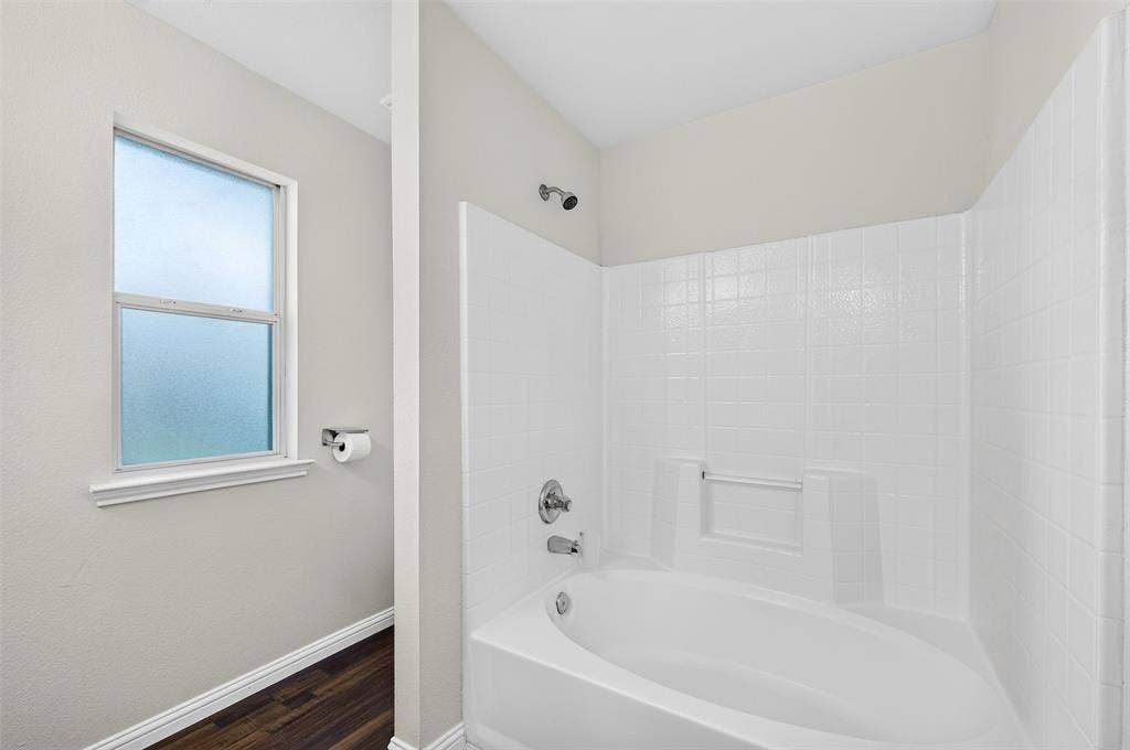 2724 Douglas Drive, McKinney, TX 75071 Combination tub and shower