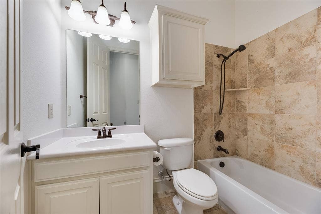 942 Redbird Lane, Allen, TX 75013 Downstairs Full Bathroom