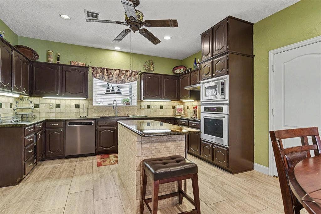 1713 Endicott Drive, Plano, TX 75025 1713 Endicott Drive, Plano, TX 75025