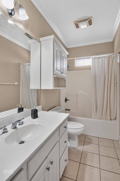 10571 Norris Ferry Road, Shreveport, LA 71106 Bath in hall & serves both bedrooms.