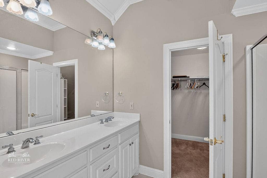 10571 Norris Ferry Road, Shreveport, LA 71106 Double sinks showing primary walk-in closet.