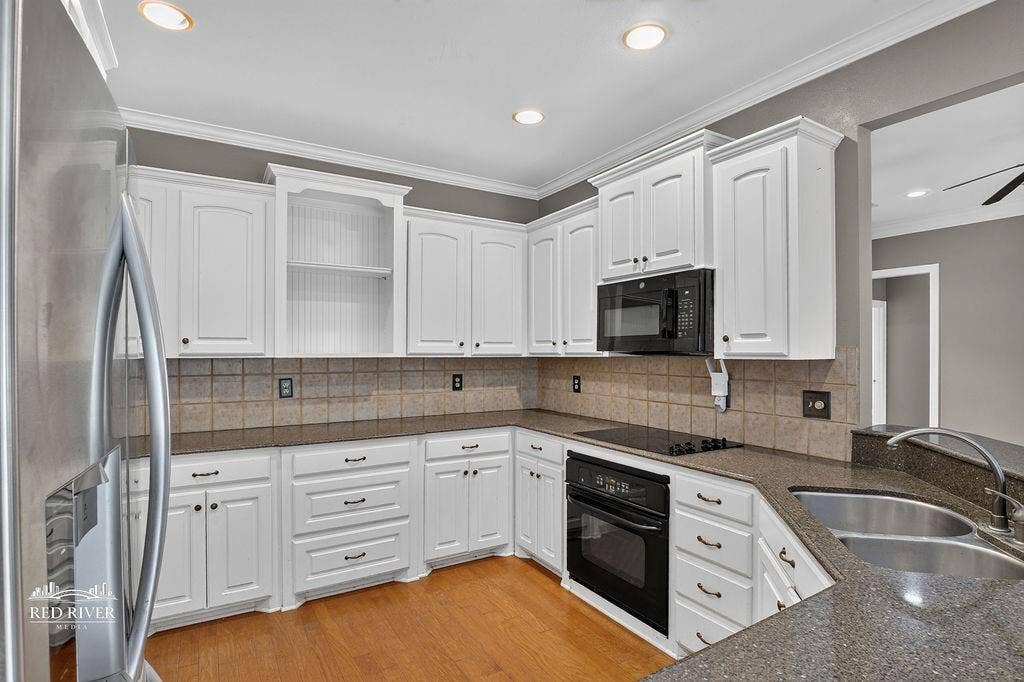 10571 Norris Ferry Road, Shreveport, LA 71106 Lots of cabinets & storage in kitchen.
