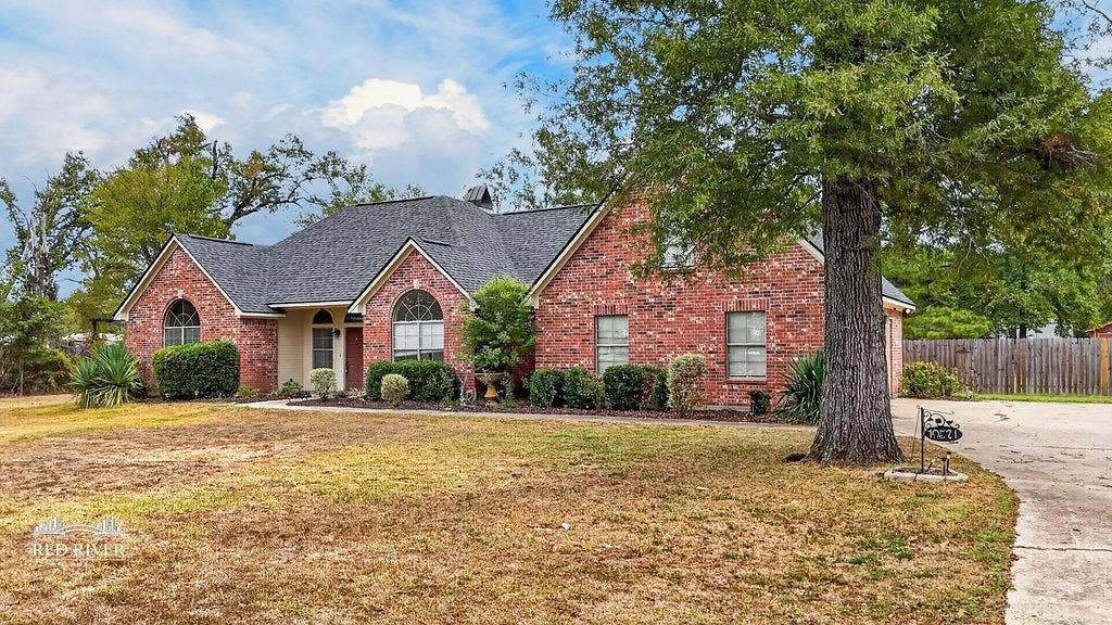 10571 Norris Ferry Road, Shreveport, LA 71106 House set back off Norris Ferry Rd.
