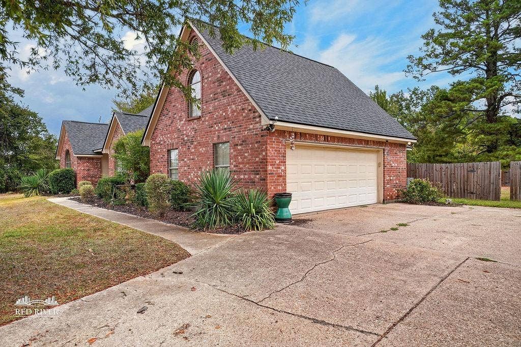 10571 Norris Ferry Road, Shreveport, LA 71106 Side entry garage.