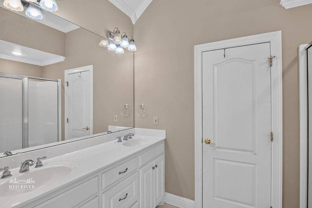 10571 Norris Ferry Road, Shreveport, LA 71106 Double sinks in bath.