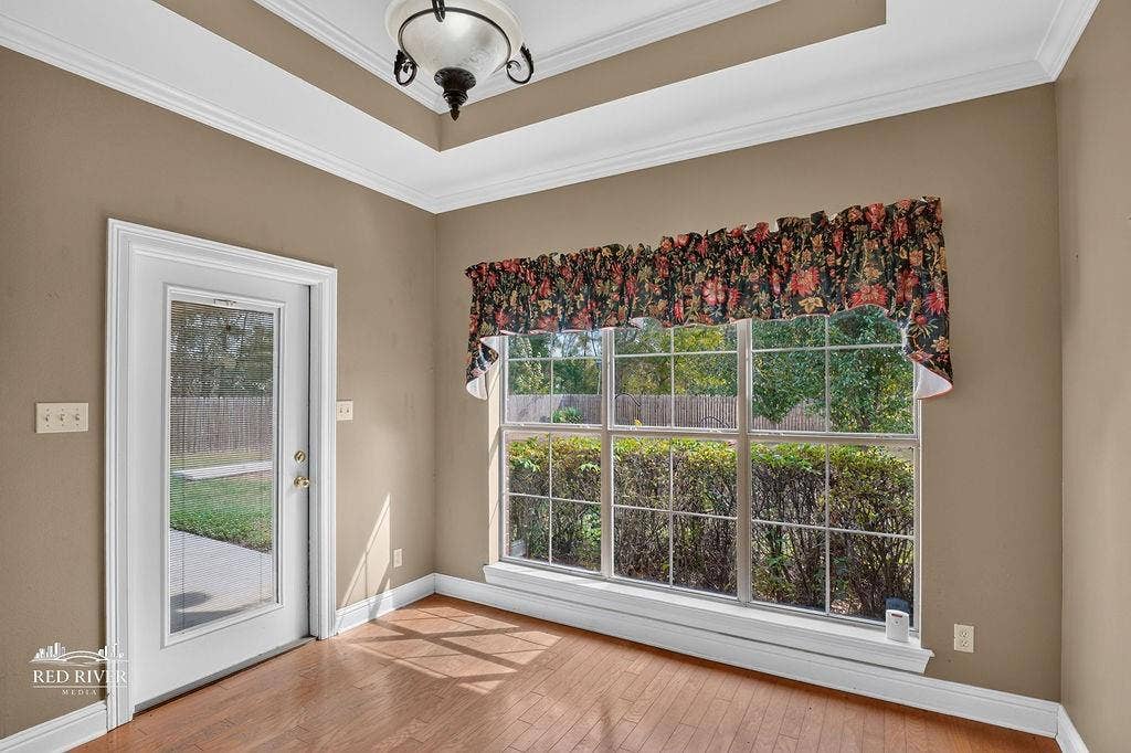 10571 Norris Ferry Road, Shreveport, LA 71106 Door from breakfast area leads to outside & patio.