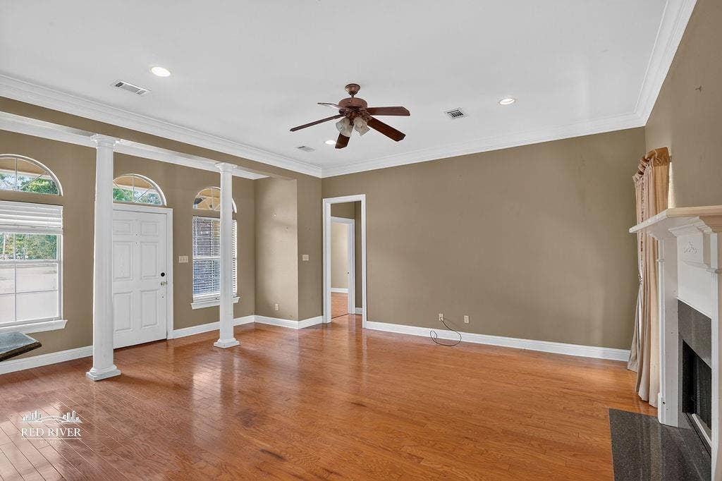 10571 Norris Ferry Road, Shreveport, LA 71106 Pretty wood floors in den.