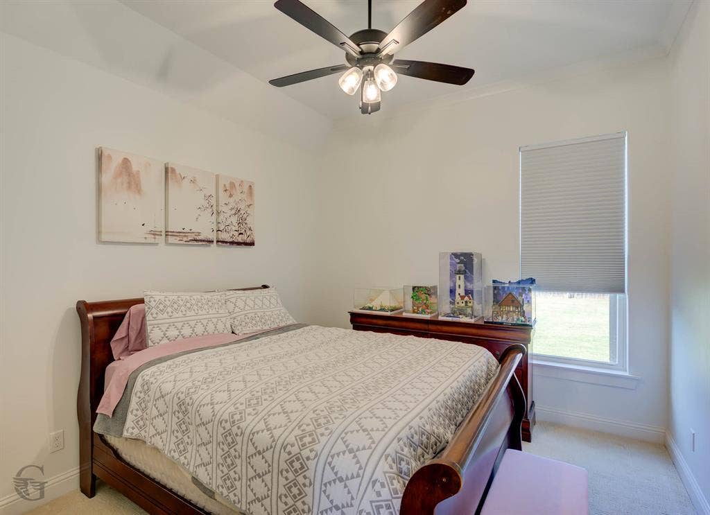 Recessed ceiling with a central ceiling fan