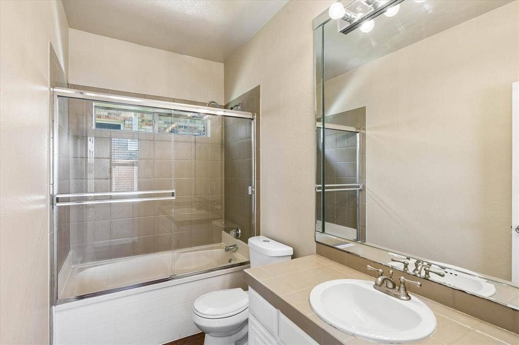 2047 Chevella Drive, Dallas, TX 75232 Hall bathroom No.2