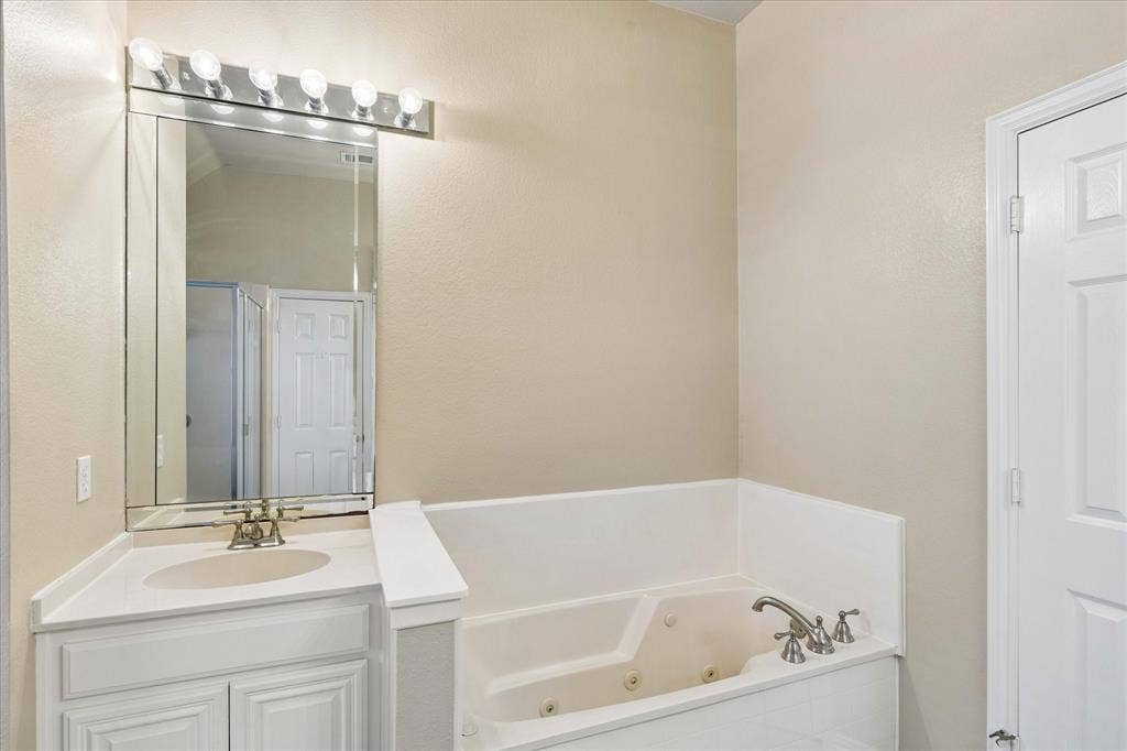 2047 Chevella Drive, Dallas, TX 75232 Separate vanities and garden tub