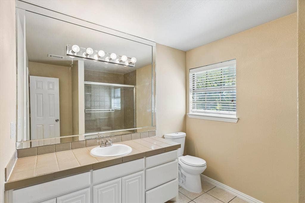 2047 Chevella Drive, Dallas, TX 75232 Hall bathroom