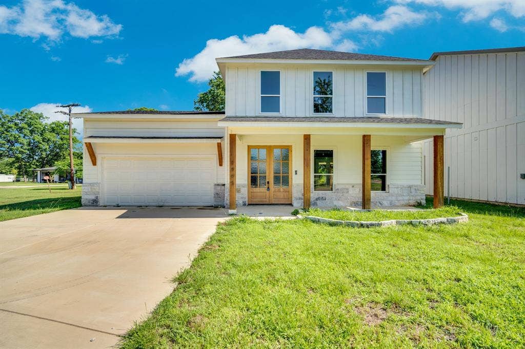 1995 Lakeview Drive, Kemp, TX 75143 Two-story exterior with vertical siding and stone accents