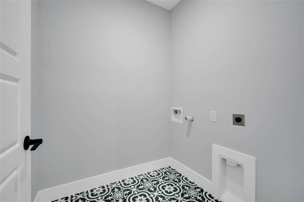 1995 Lakeview Drive, Kemp, TX 75143 Black and white patterned tile flooring