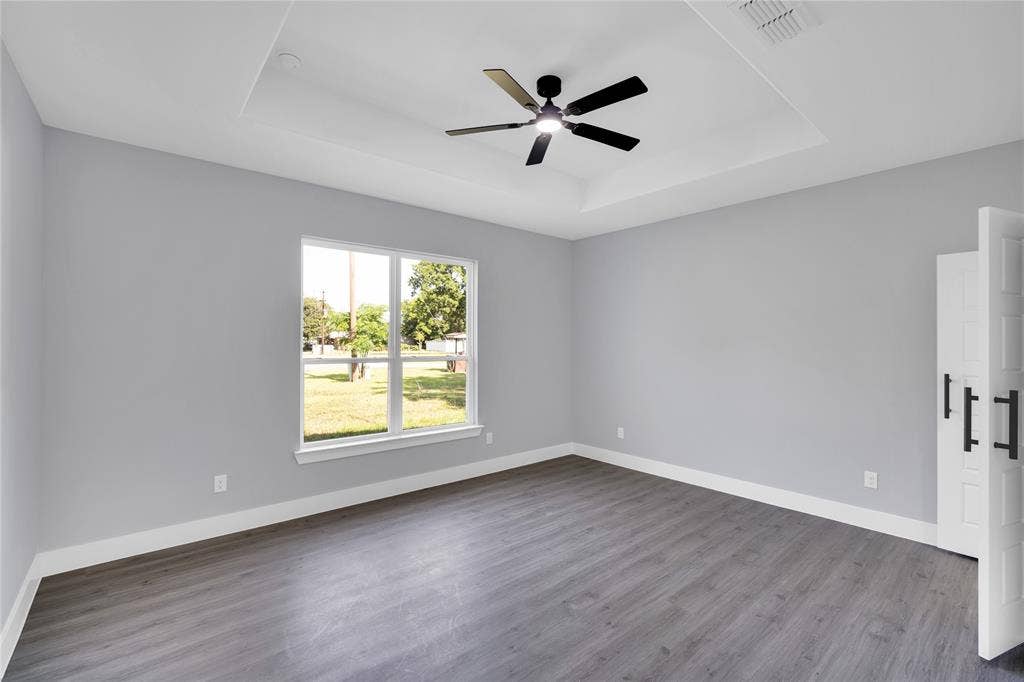 1995 Lakeview Drive, Kemp, TX 75143 Tray ceiling featuring a contemporary ceiling fan