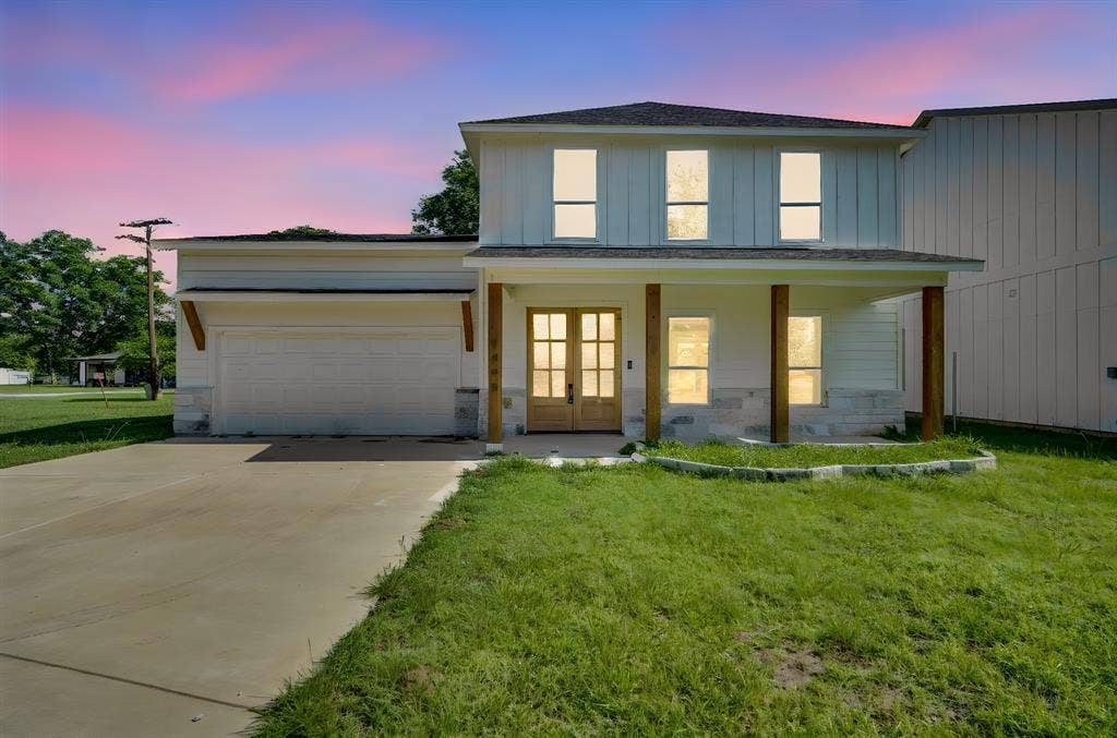 1995 Lakeview Drive, Kemp, TX 75143 Contemporary exterior featuring board and batten siding, a covered front porch, and a stone accent facade