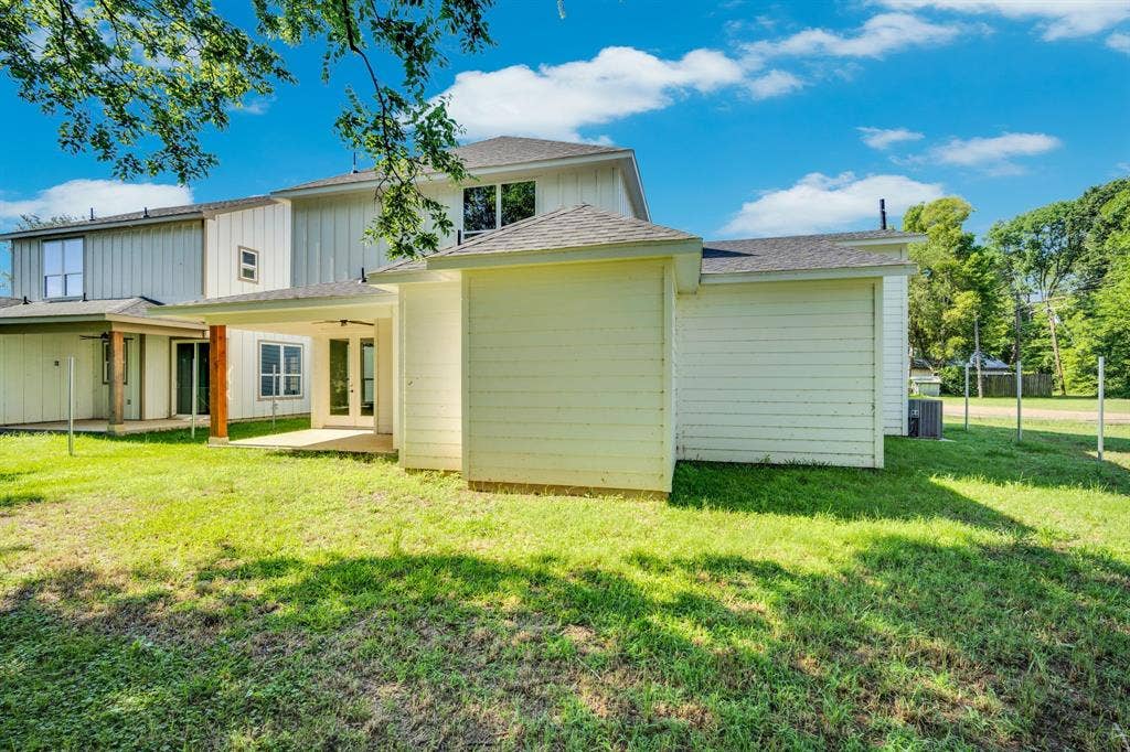 1995 Lakeview Drive, Kemp, TX 75143 Expansive grassy area with a covered patio, featuring a ceiling fan and a wood support column