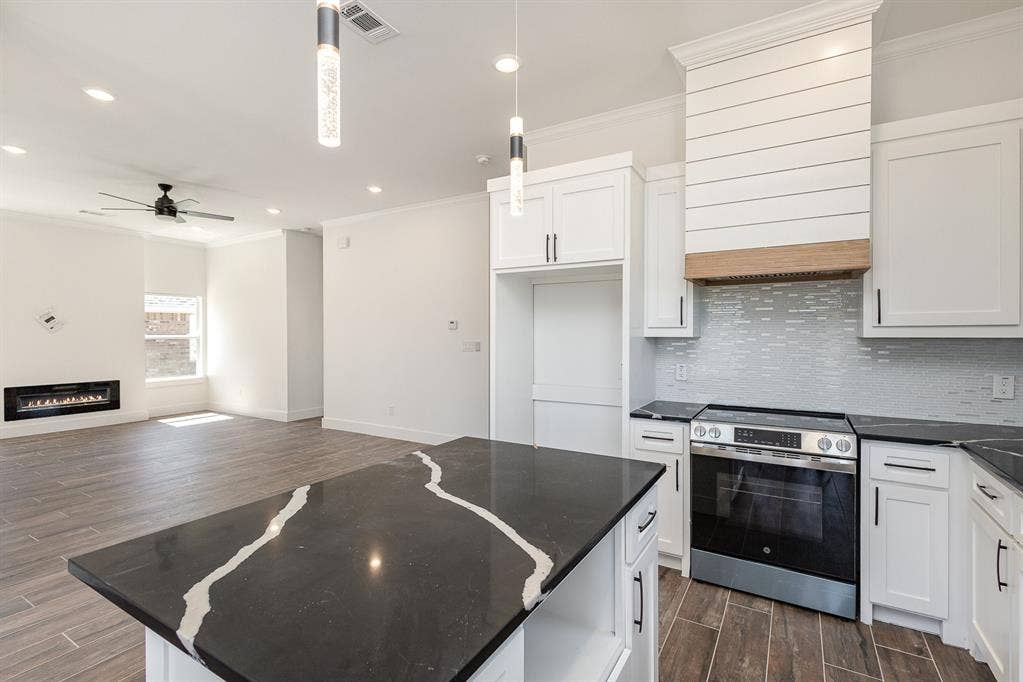 230 Flying Bridge Drive, Gun Barrel City, TX 75156 Gorgeous countertop, vent hood, and lighting.
