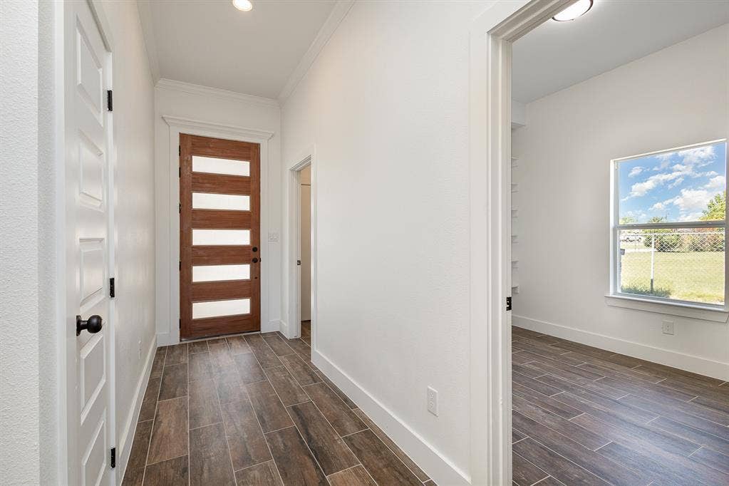230 Flying Bridge Drive, Gun Barrel City, TX 75156 Contemporary front door & hallway