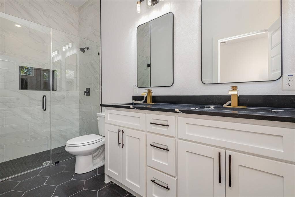 230 Flying Bridge Drive, Gun Barrel City, TX 75156 Walk-in shower!