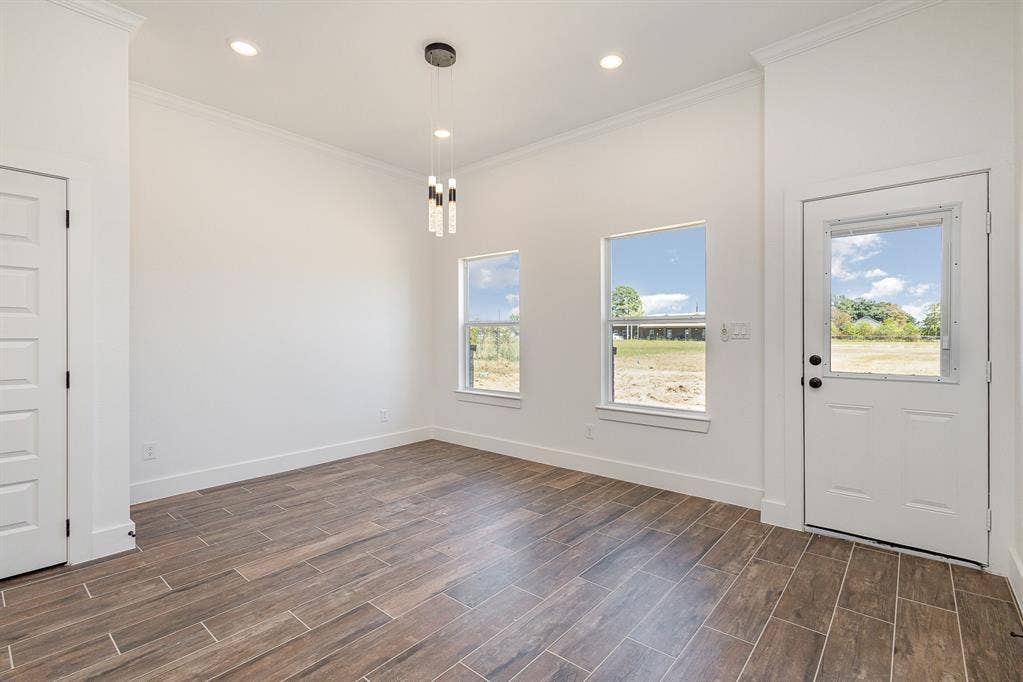 230 Flying Bridge Drive, Gun Barrel City, TX 75156 Large area with decorative lighting, 2 windows & back door.