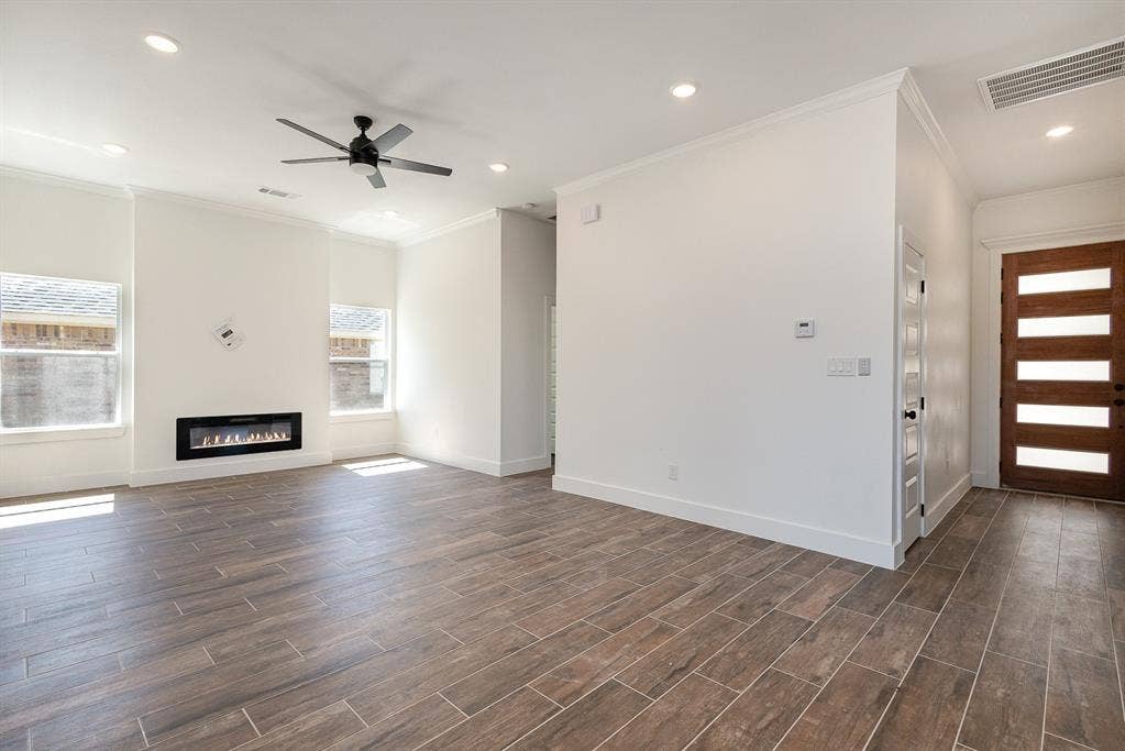 230 Flying Bridge Drive, Gun Barrel City, TX 75156 Large living space with fireplace.