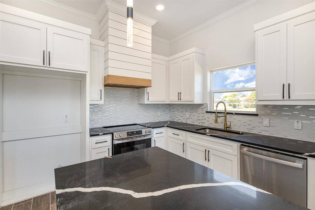230 Flying Bridge Drive, Gun Barrel City, TX 75156 Lovely kitchen window directly over sink.
