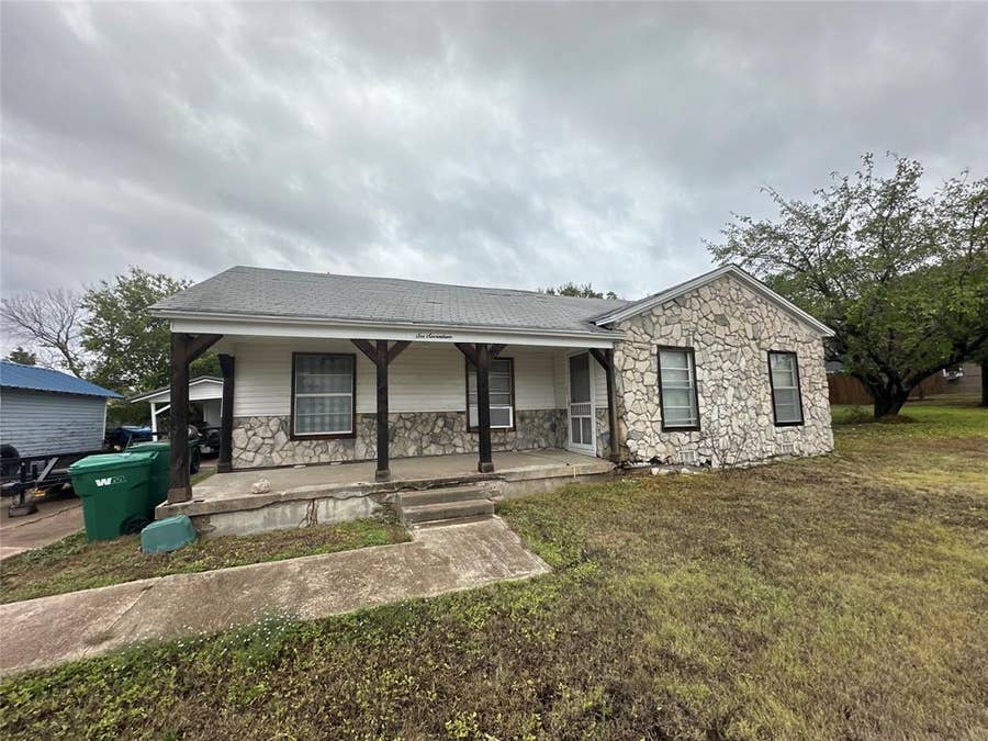 Property photo for 617 E 5th Street, Ferris, TX