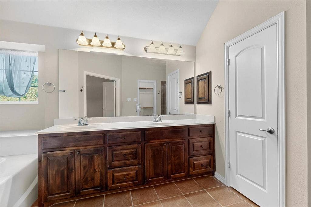 6106 Black Swan Circle, Garland, TX 75044