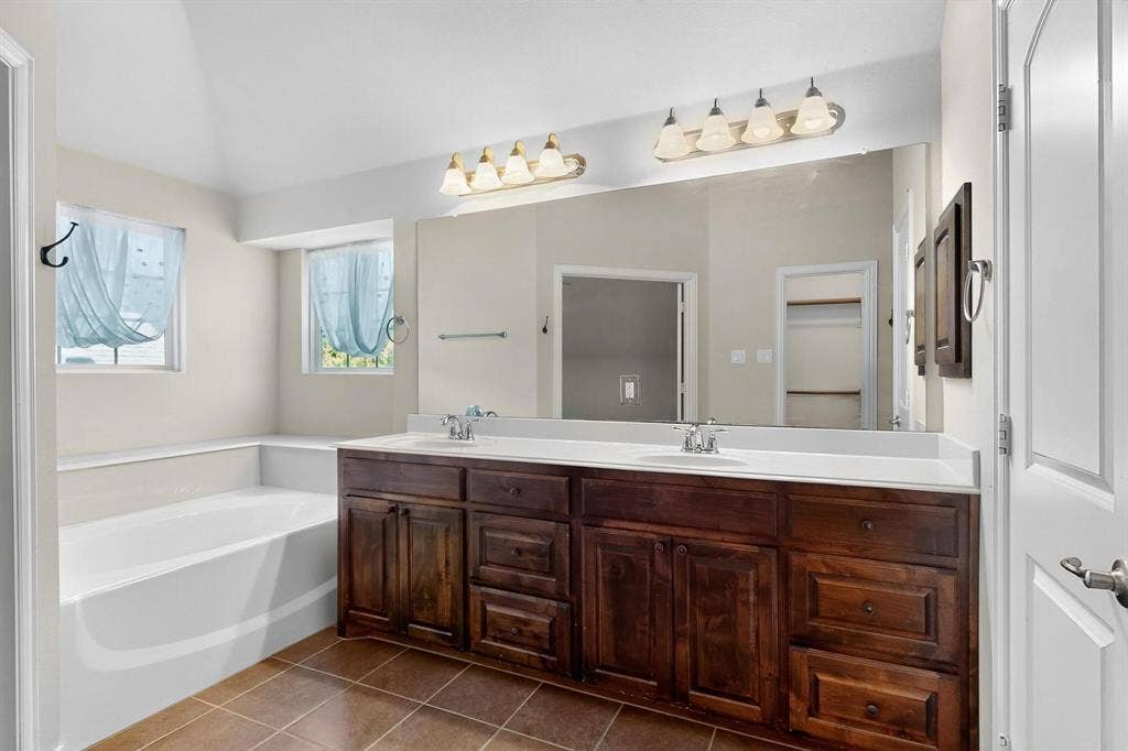 Double Vanity and Garden Tub