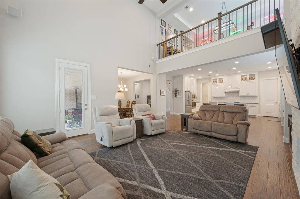 8044 Sarahville Drive, Dallas, TX 75252
