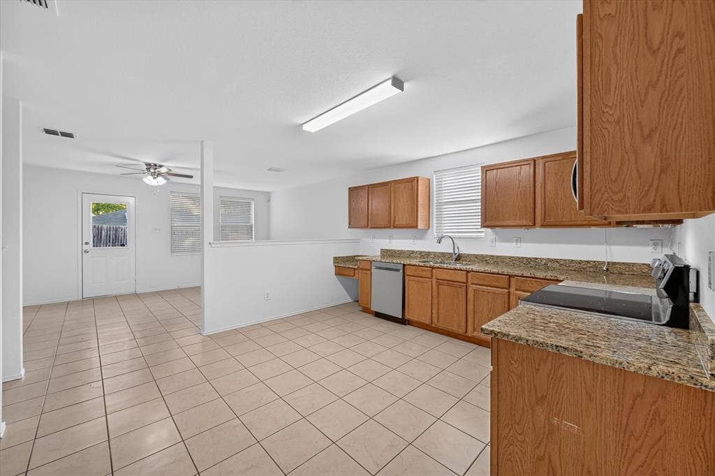 8417 Redheart Street, Arlington, TX 76002 8417 Redheart Street, Arlington, TX 76002