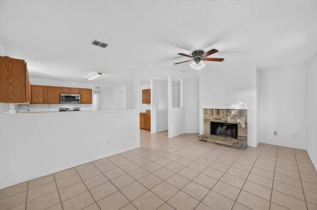 8417 Redheart Street, Arlington, TX 76002 8417 Redheart Street, Arlington, TX 76002