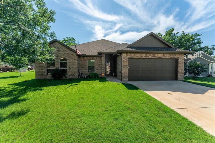 Property photo for 322 S Bowie Drive, Weatherford, TX