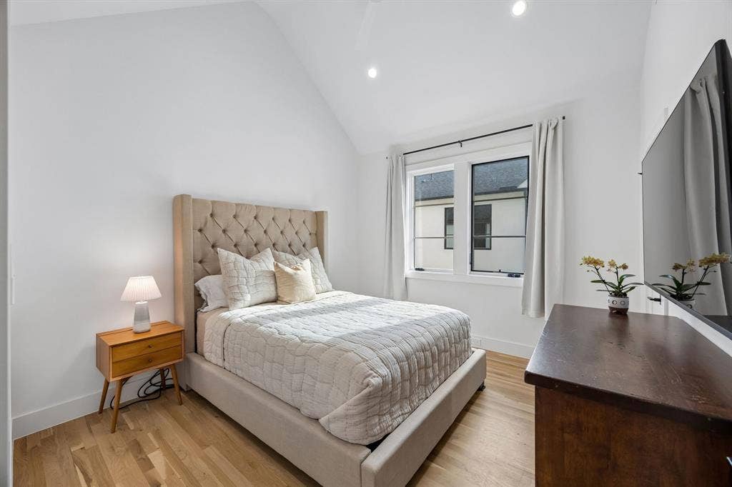 7207 Gaston Avenue, #903, Dallas, TX 75214 Bedroom with light wood-style floors, lofted ceiling, and recessed lighting