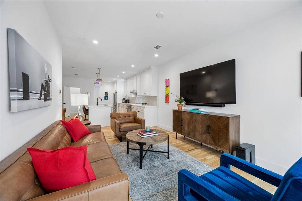 7207 Gaston Avenue, #903, Dallas, TX 75214 Spacious living room