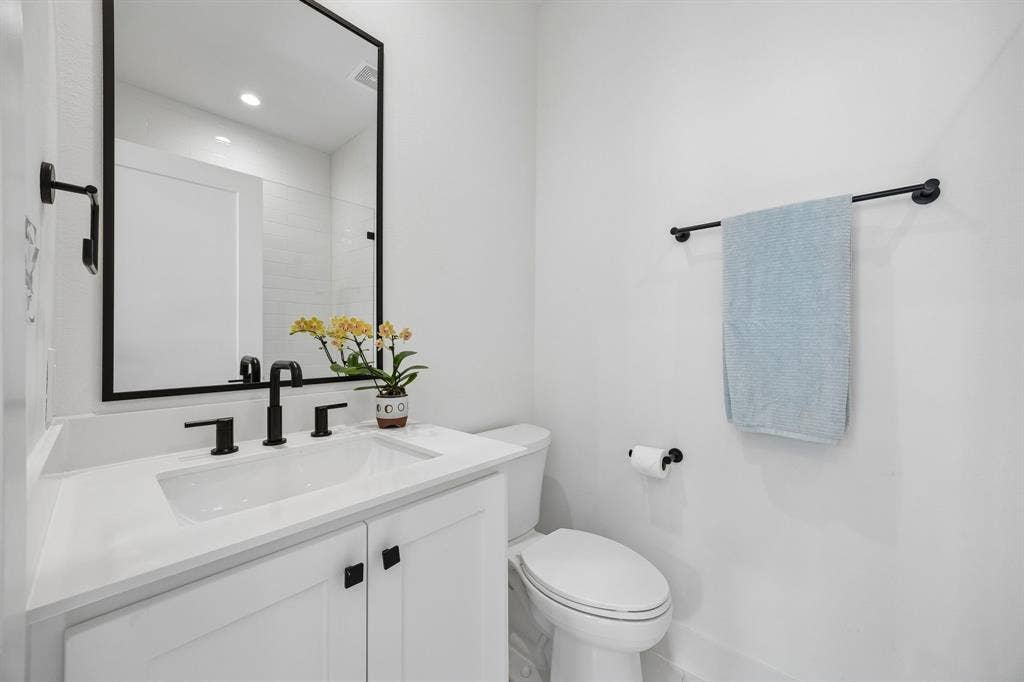 7207 Gaston Avenue, #903, Dallas, TX 75214 Bathroom with vanity and walk-in shower.