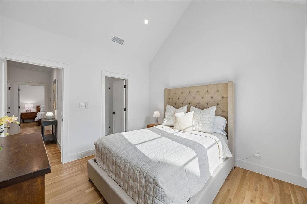 7207 Gaston Avenue, #903, Dallas, TX 75214 Bedroom with vaulted ceiling, light oak wood flooring, recessed lighting and ample light.